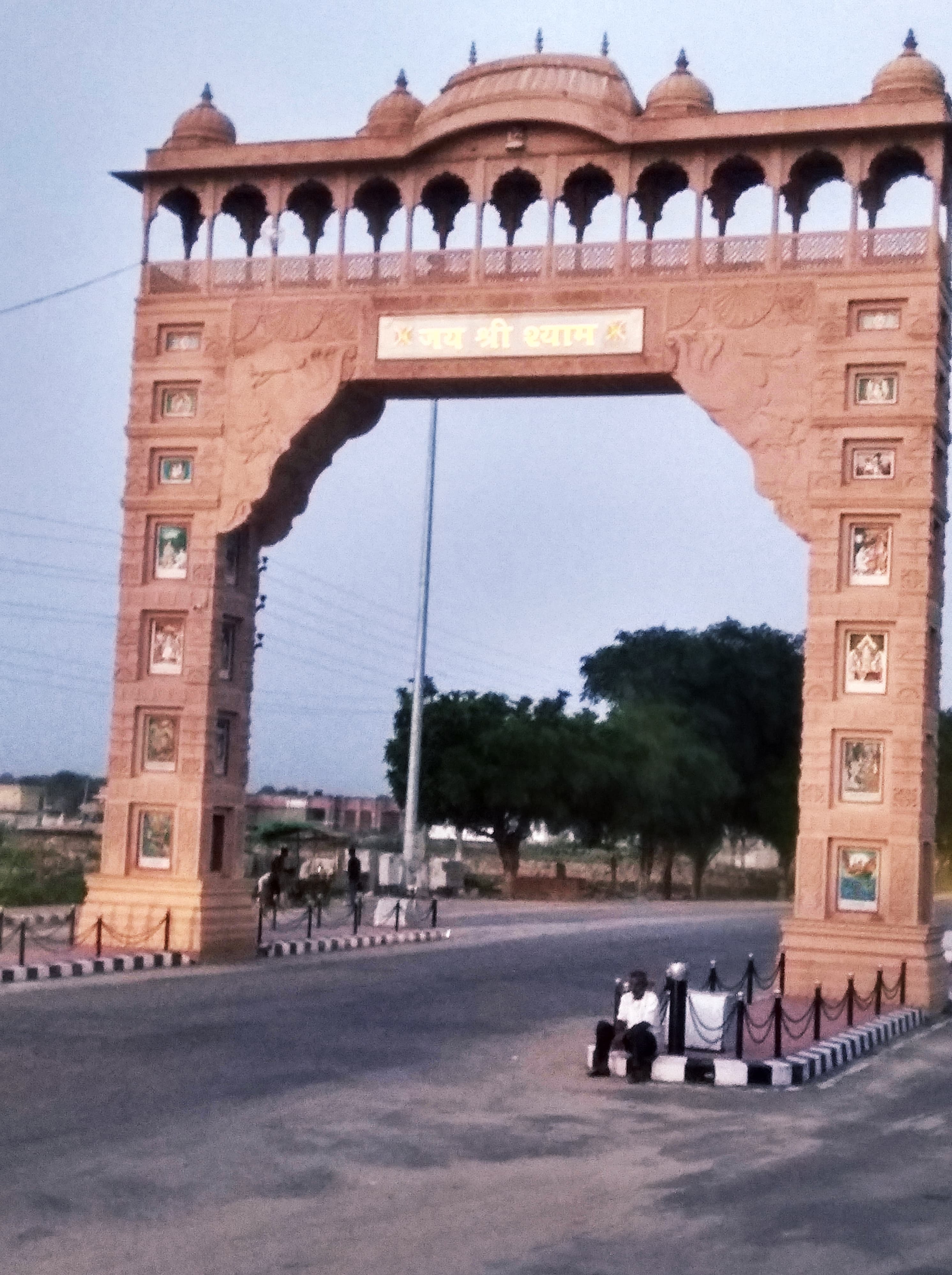 Khatu Shyam Ji mandir darbar, Rajasthan — local logistics context for temple-area shops and vendors